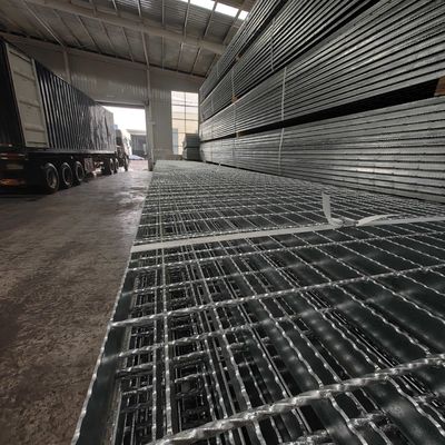 Griglia di acciaio industriale saldata a pressione di macchina da 30 mm con superficie luminosa da 3 mm