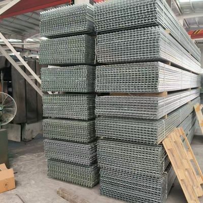 Griglie industriali in acciaio pavimenti forti e sicuri per ambienti industriali