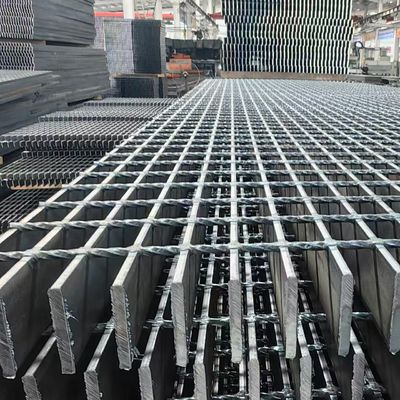 Griglia di pavimento in acciaio industriale saldata a pressione di macchina con superficie liscia e luminosa