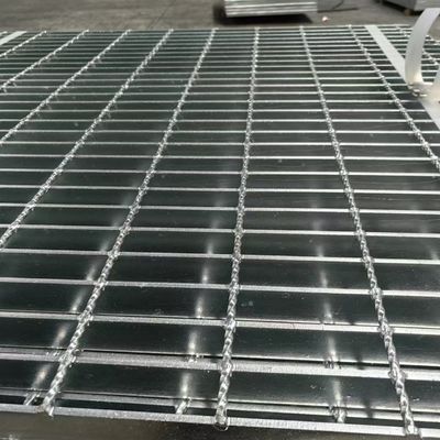 Griglia di pavimento in acciaio industriale saldata a pressione di macchina con superficie liscia e luminosa