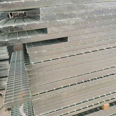 Griglia di acciaio resistente allo scivolamento per lavori pesanti con passo di 30 mm e elevata capacità di carico