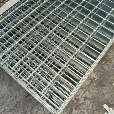 Griglie in acciaio durevole per le passerelle industriali: una soluzione solida per il traffico pesante