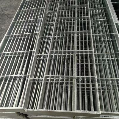 Griglie anti scivolamento in argento resistenti per marciapiedi esterni
