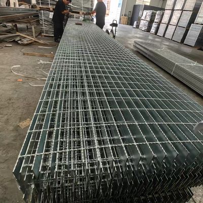 Moderna griglia in acciaio piatto industriale a trama di 30 mm con superficie liscia brillante
