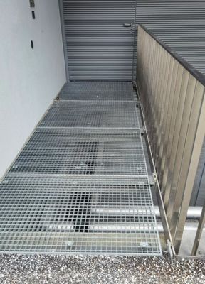 Q345 Grade Non Slip Flat Bar Type Steel Grating Platform per una soluzione di pavimentazione sicura e durevole