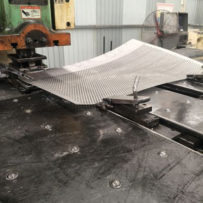 Lunghezza 3000 mm Foglio metallo perforato in nero per ambienti pesanti e a temperatura