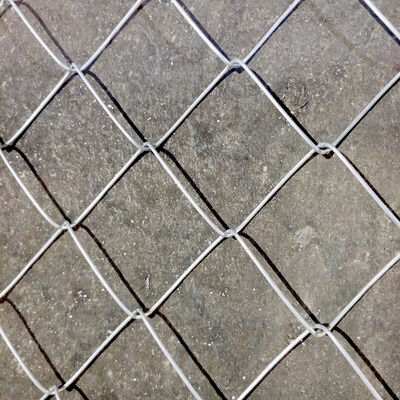 Recinzione a legame a catena versatile con opzioni di dimensioni e spessore di maglia flessibili che forniscono sicurezza e prestazioni di ventilazione