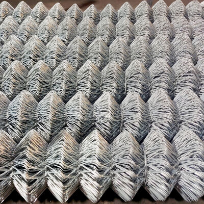 Recinzione a maglia di catena con robusta rete metallica con fori distribuiti uniformemente che garantiscono eccellenti prestazioni di compressione e trazione