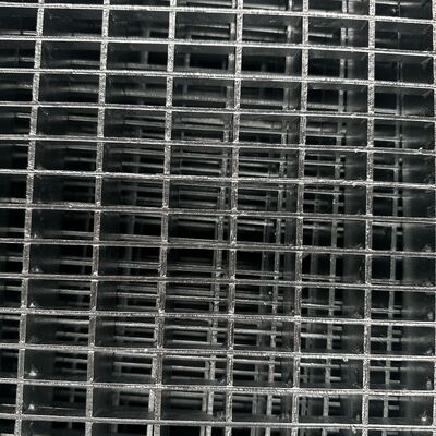 Grigliato industriale in acciaio a passo regolabile con barre di diverse dimensioni offre una versatilità strutturale superiore