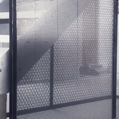 0.6mm seghettati hanno perforato il piatto inossidabile per le porte della finestra